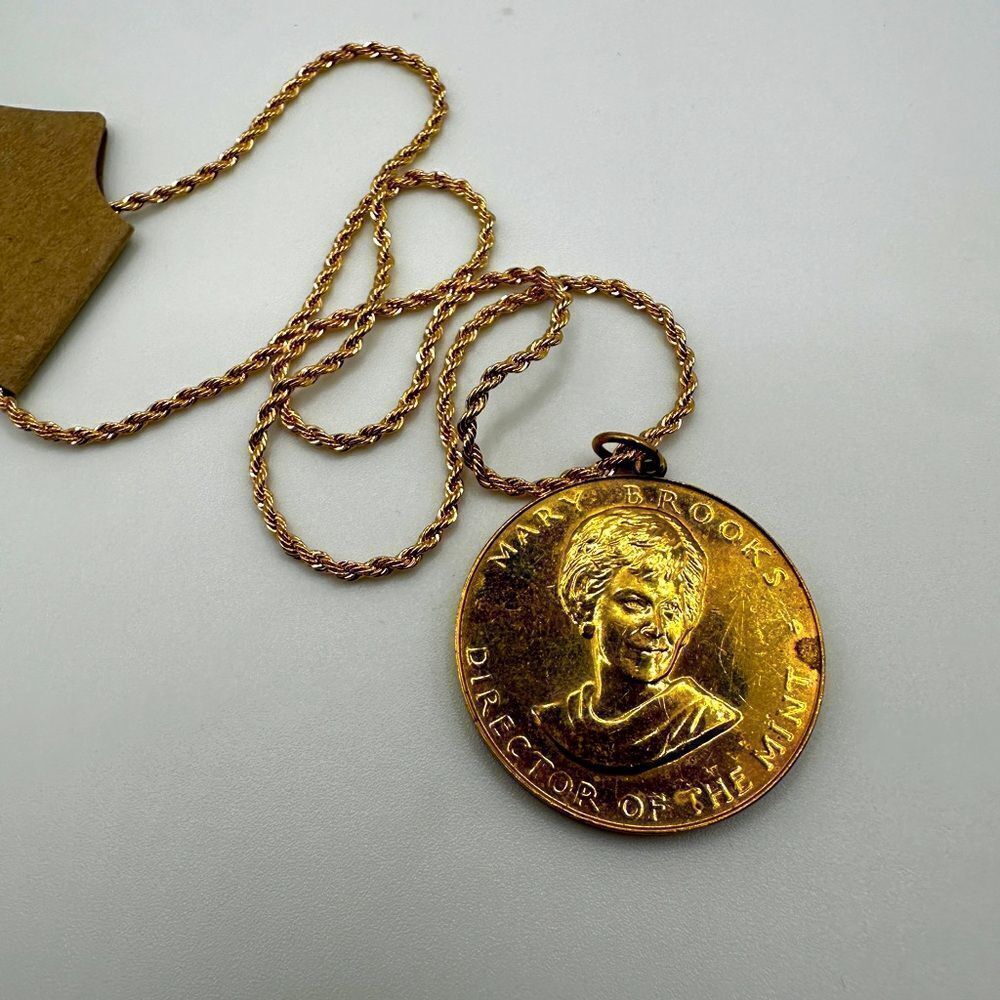 16"‎ Vintage “director of the mint” pendant and gold tone metal necklace!
